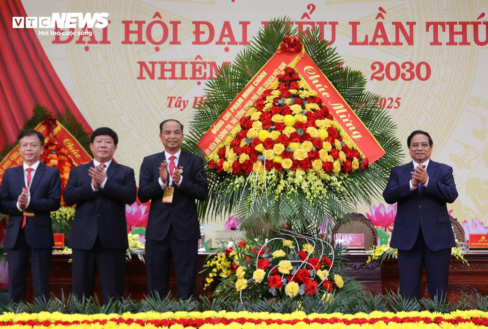 Thủ tướng tặng hoa chúc mừng Đại hội.