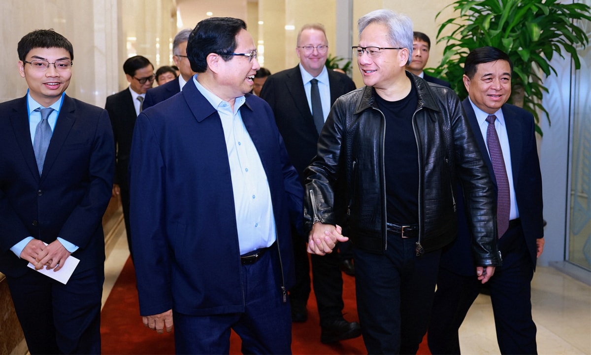 Thủ tướng Phạm Minh Chính chào mừng ông Jensen Huang (nhà sáng lập, Chủ tịch Tập đoàn NVIDIA) đến thăm và làm việc tại Việt Nam hồi tháng 12/2024. (Ảnh: VGP)