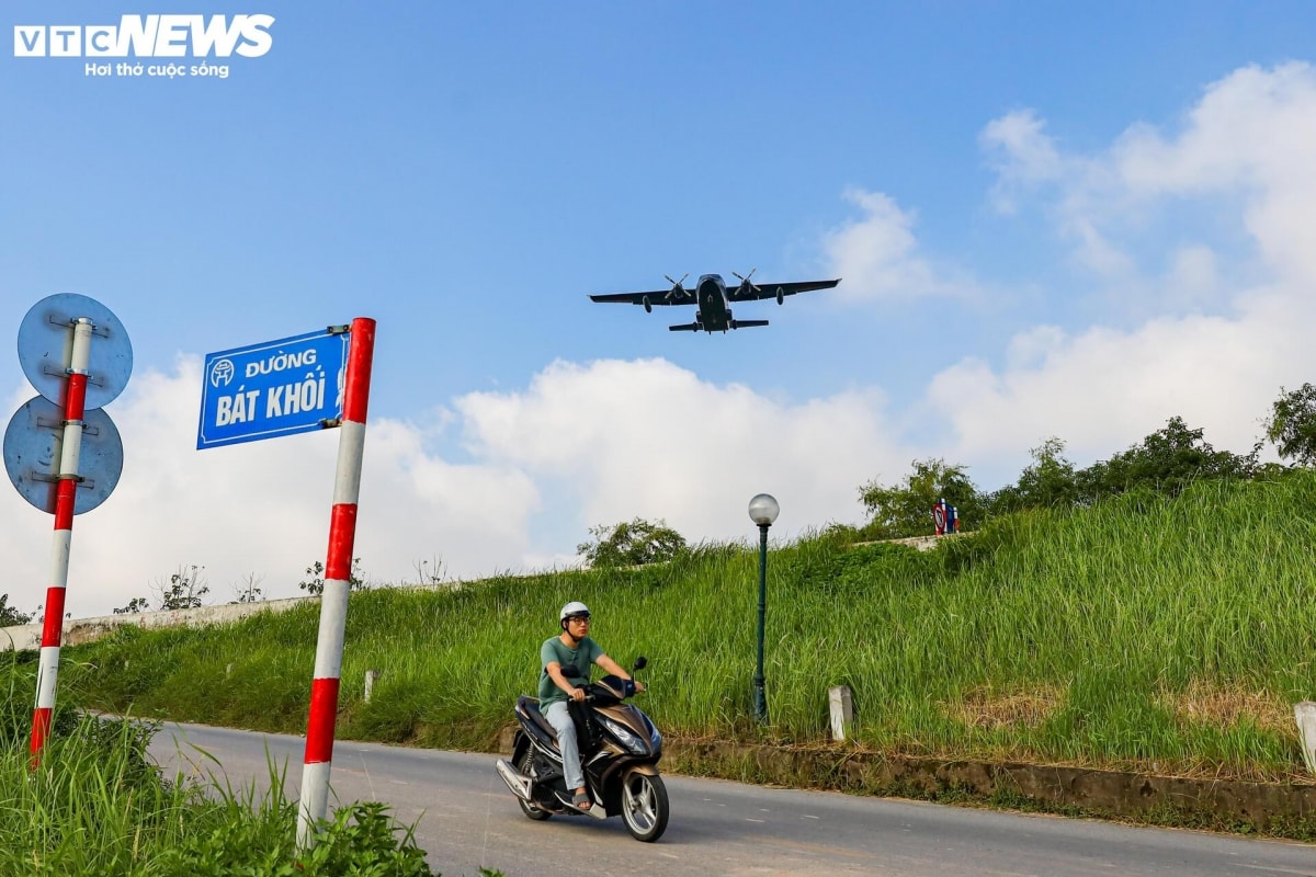 phi doi may bay casa luyen tap dieu binh tren bau troi ha noi hinh anh 9