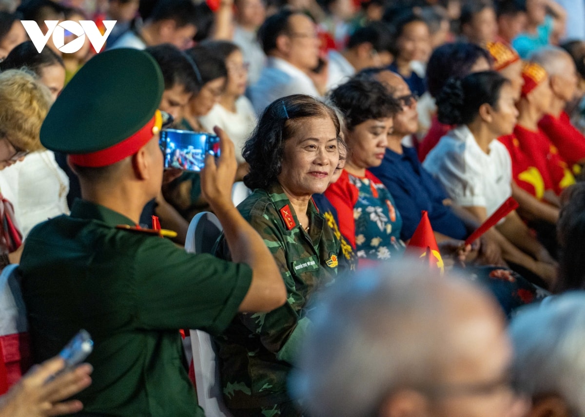 lanh dao Dang, nha nuoc du chuong trinh chinh luan nghe thuat duoi co vinh quang hinh anh 5