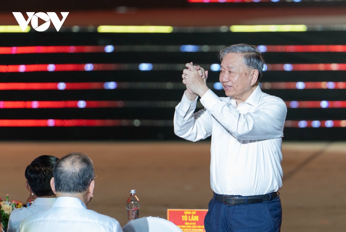 lãnh đạo Đảng, nhà nước dự chương trình chính luận nghệ thuật dưới cờ vinh quang hình ảnh 1 lanh dao Dang, nha nuoc du chuong trinh chinh luan nghe thuat duoi co vinh quang hinh anh 1