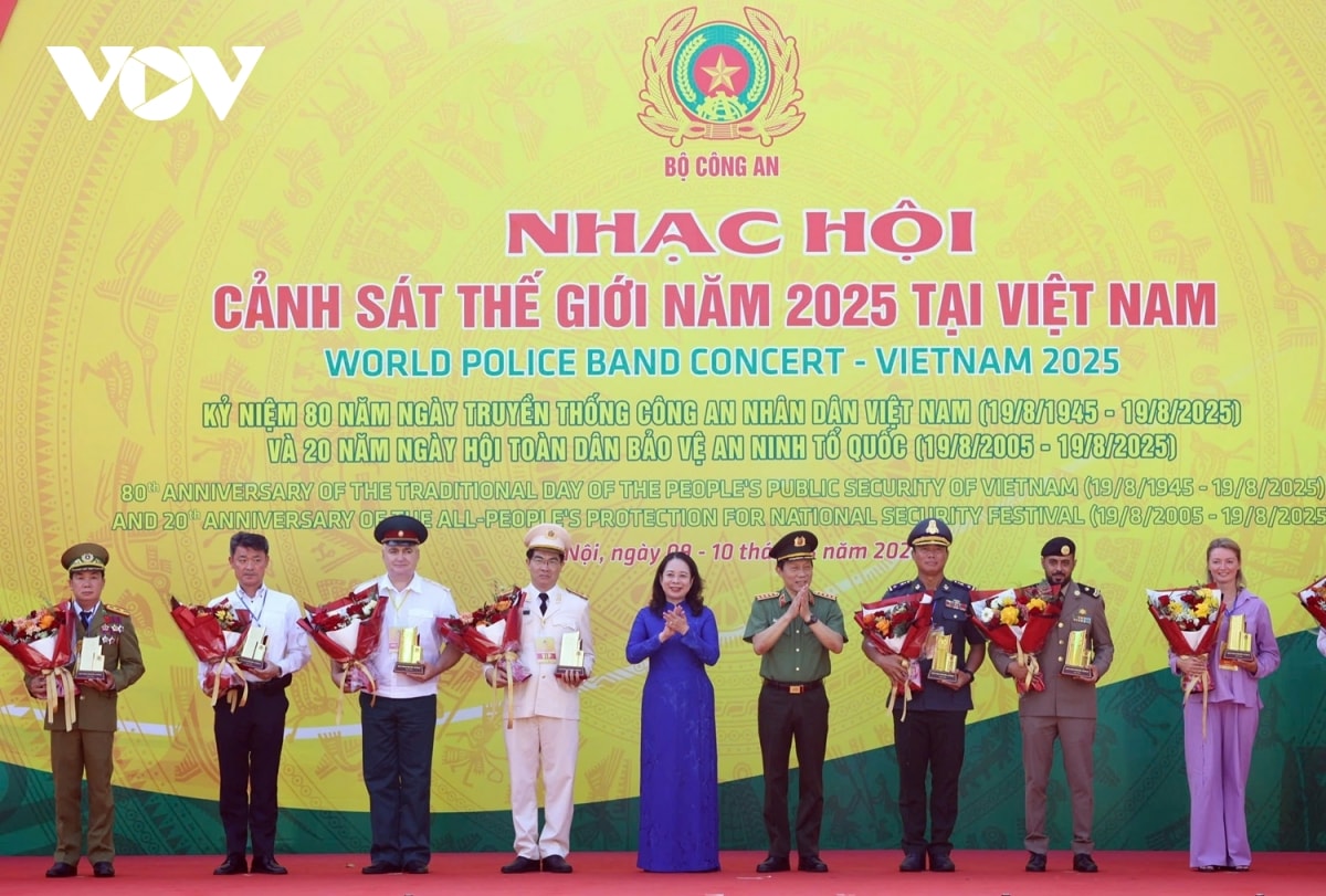 canh sat cua 7 quoc gia trinh dien nhieu tiet muc nghe thuat ben bo ho hoan kiem hinh anh 2
