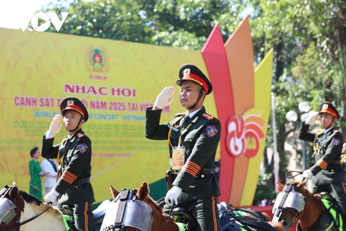 canh sat cua 7 quoc gia trinh dien nhieu tiet muc nghe thuat ben bo ho hoan kiem hinh anh 1