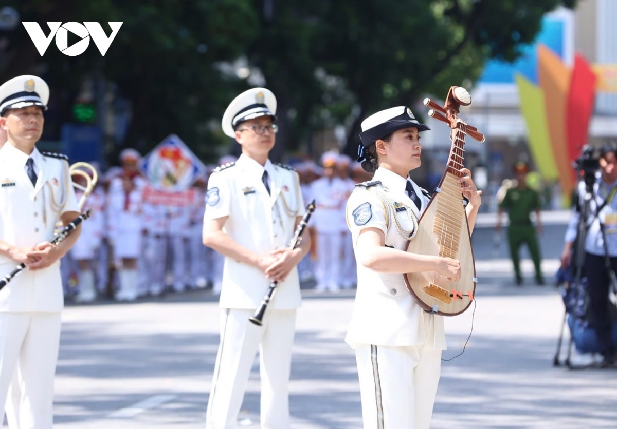 canh sat cua 7 quoc gia trinh dien nhieu tiet muc nghe thuat ben bo ho hoan kiem hinh anh 4