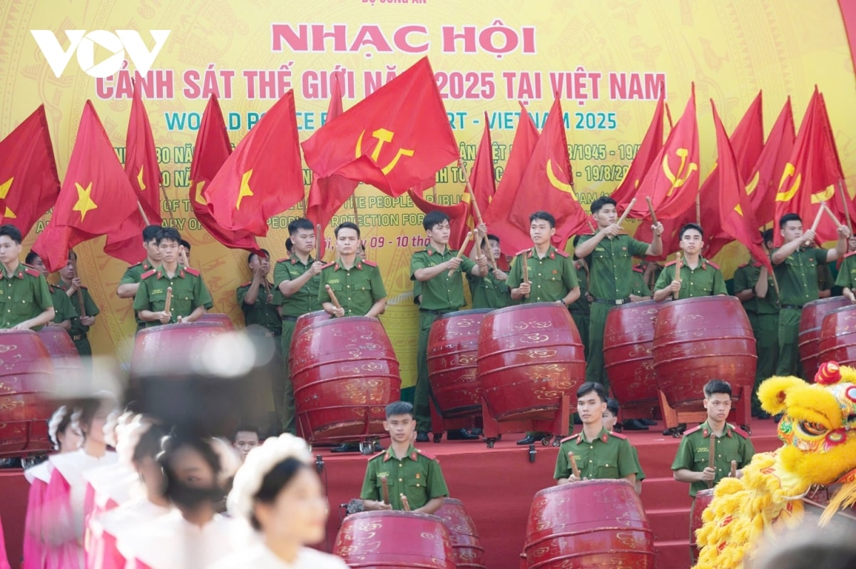 canh sat cua 7 quoc gia trinh dien nhieu tiet muc nghe thuat ben bo ho hoan kiem hinh anh 3