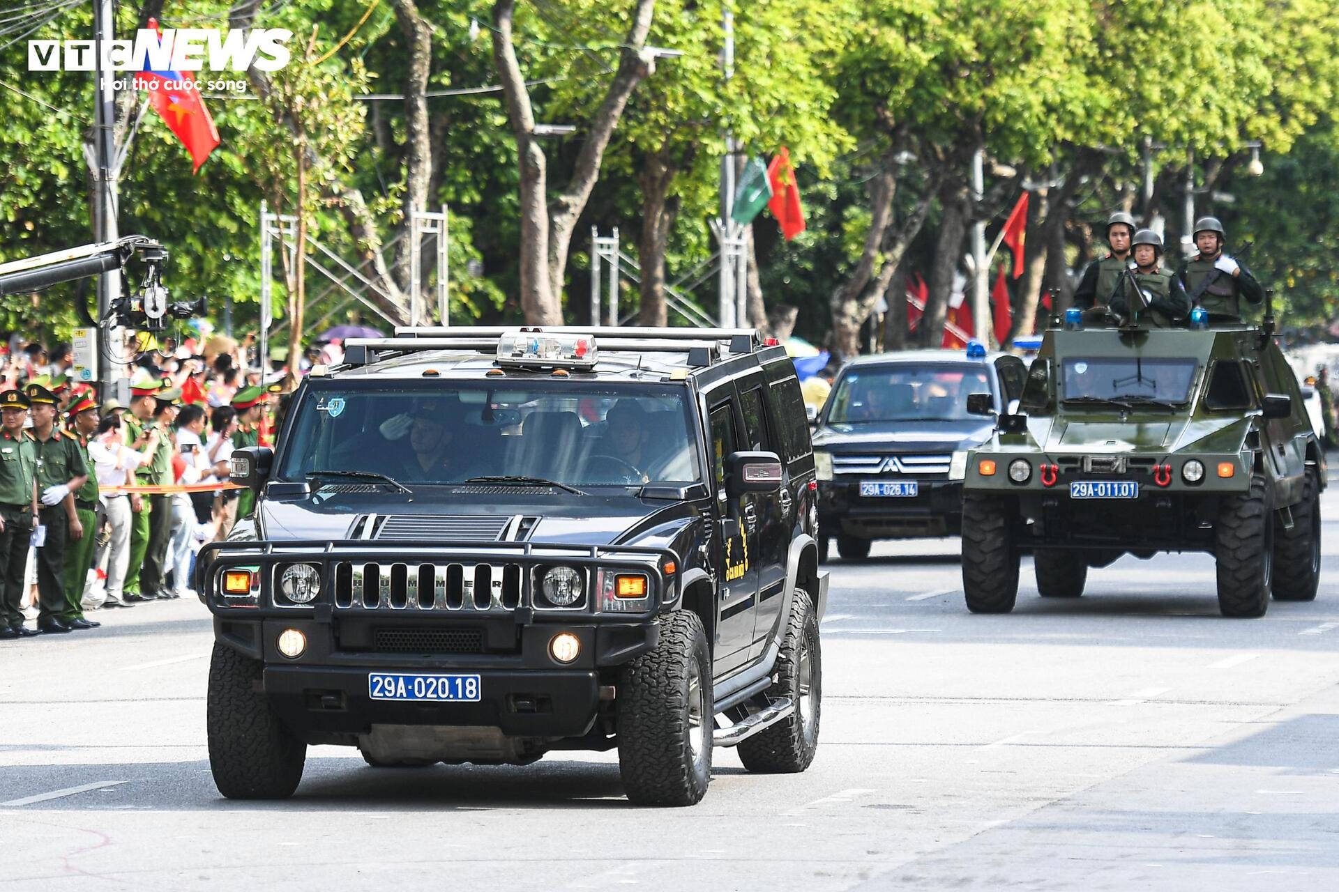 Nữ CSGT bật người xoay tròn trên không quật ngã 2 'quái xế' trên phố Hà Nội - 15