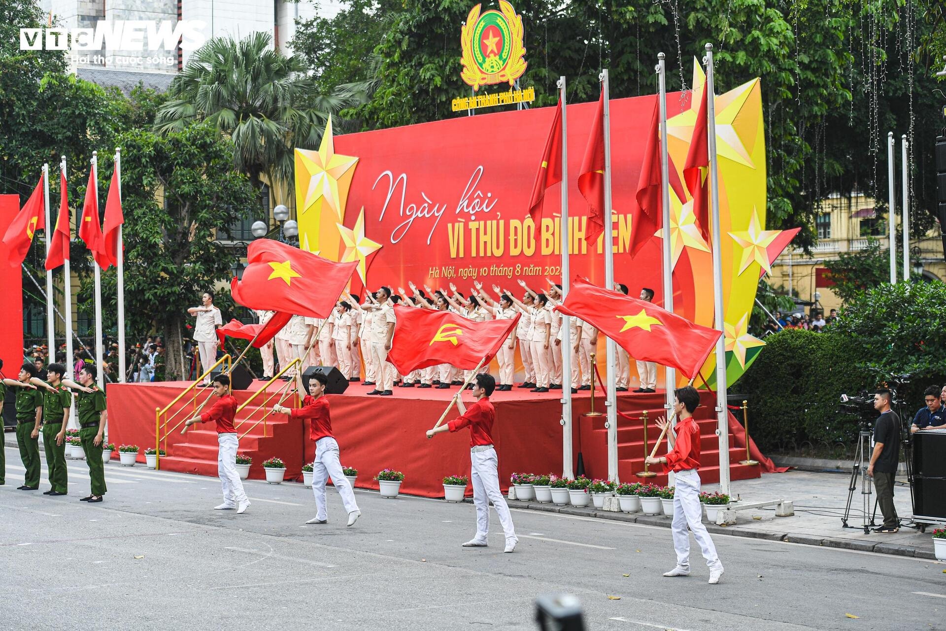 Nữ CSGT bật người xoay tròn trên không quật ngã 2 'quái xế' trên phố Hà Nội - 19