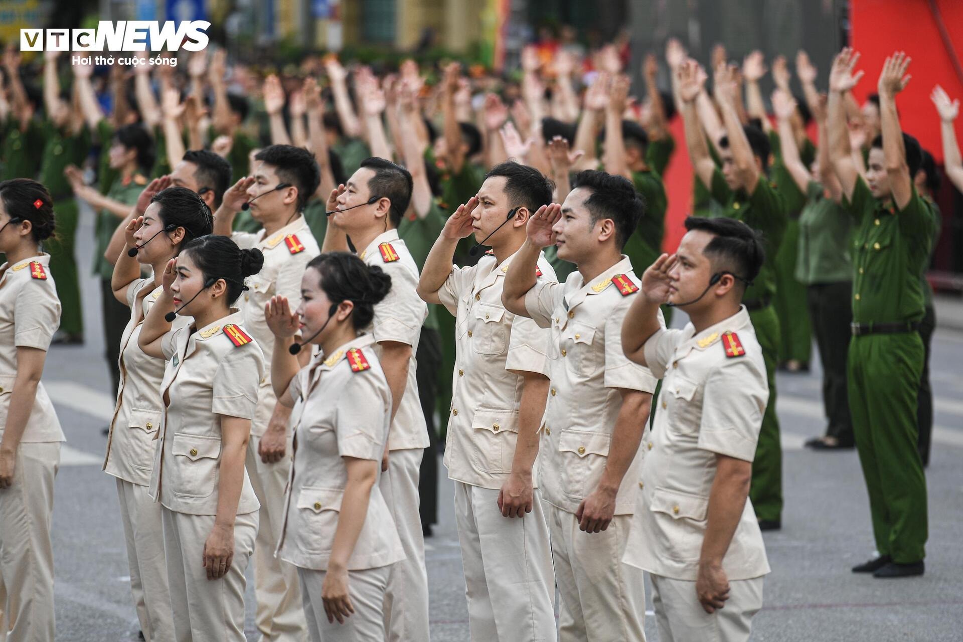 Nữ CSGT bật người xoay tròn trên không quật ngã 2 'quái xế' trên phố Hà Nội - 17