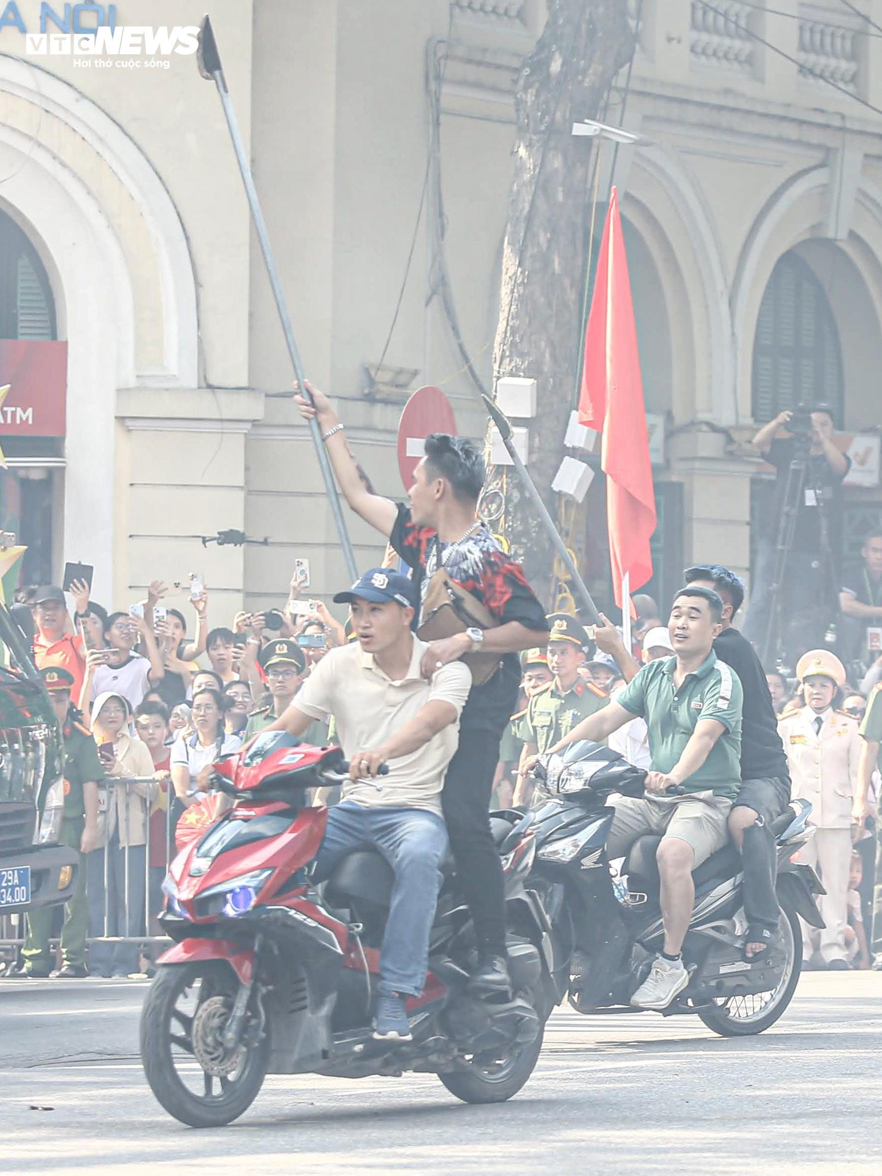 Nữ CSGT bật người xoay tròn trên không quật ngã 2 'quái xế' trên phố Hà Nội - 3