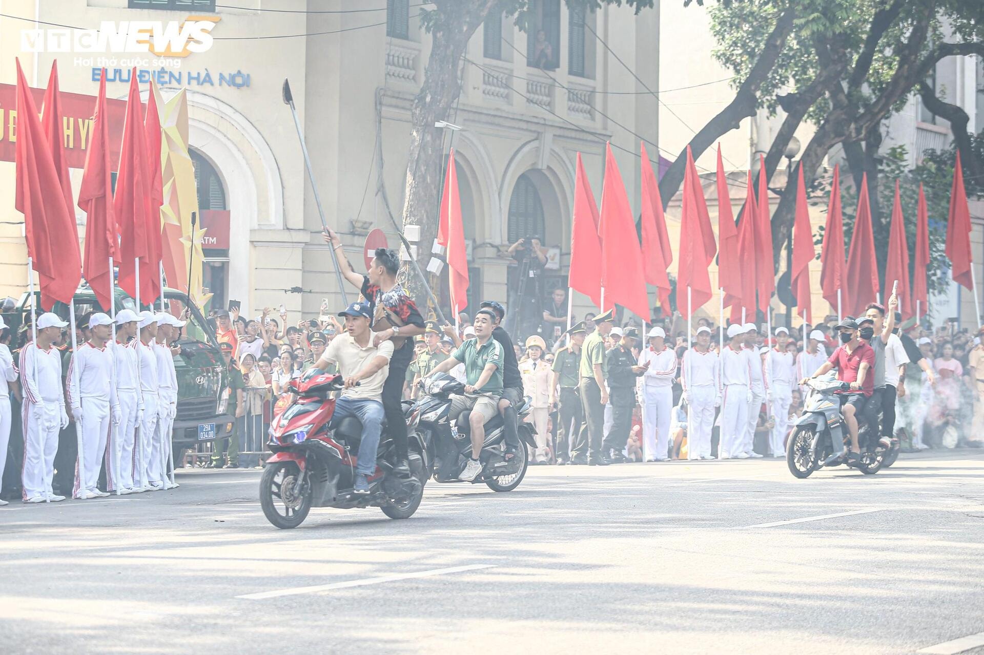 Nữ CSGT bật người xoay tròn trên không quật ngã 2 'quái xế' trên phố Hà Nội - 1