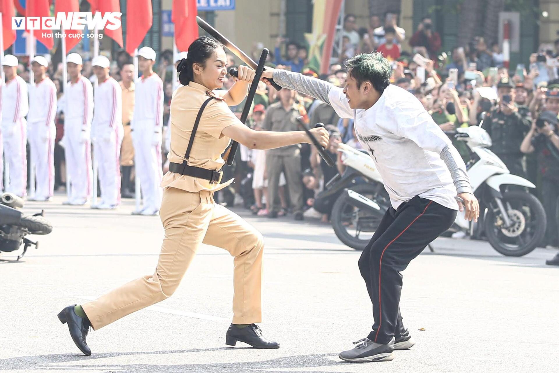Nữ CSGT bật người xoay tròn trên không quật ngã 2 'quái xế' trên phố Hà Nội - 11
