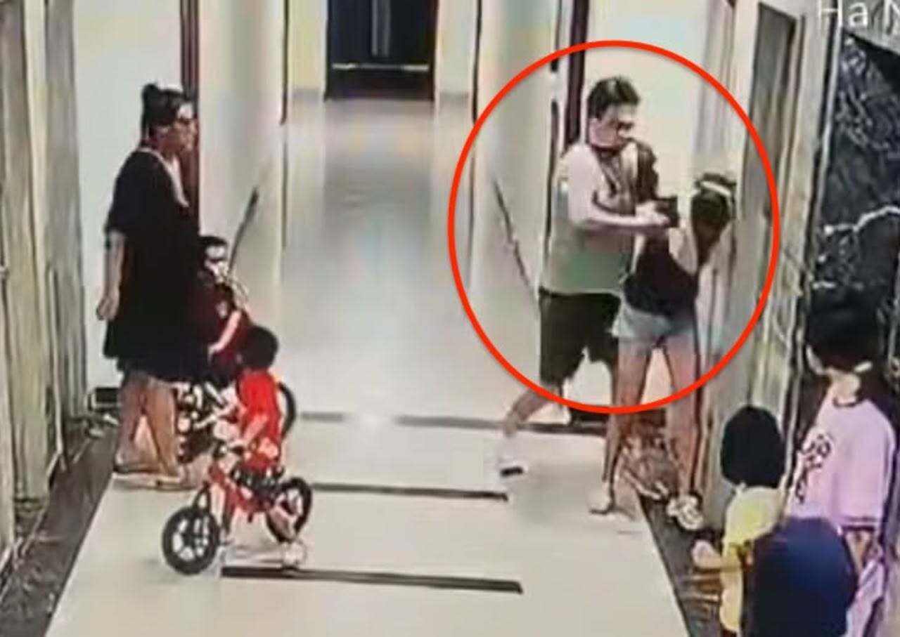 Người phụ nữ bị gã đàn ông hành hung tại sảnh chung cư. (Ảnh cắt từ clip)