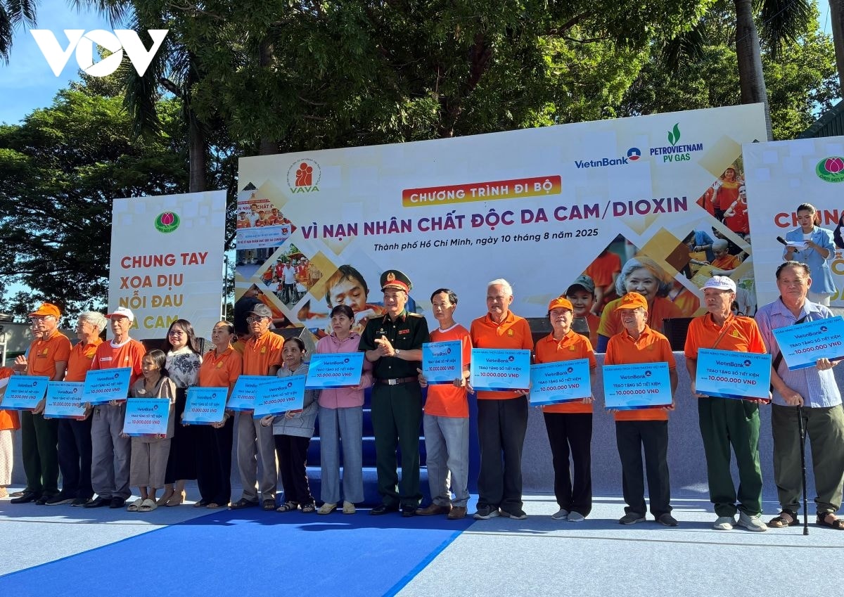 hơn 5.000 người tham gia đi bộ gây quỹ cho nạn nhân da cam hình ảnh 6 hon 5.000 nguoi tham gia di bo gay quy cho nan nhan da cam hinh anh 6