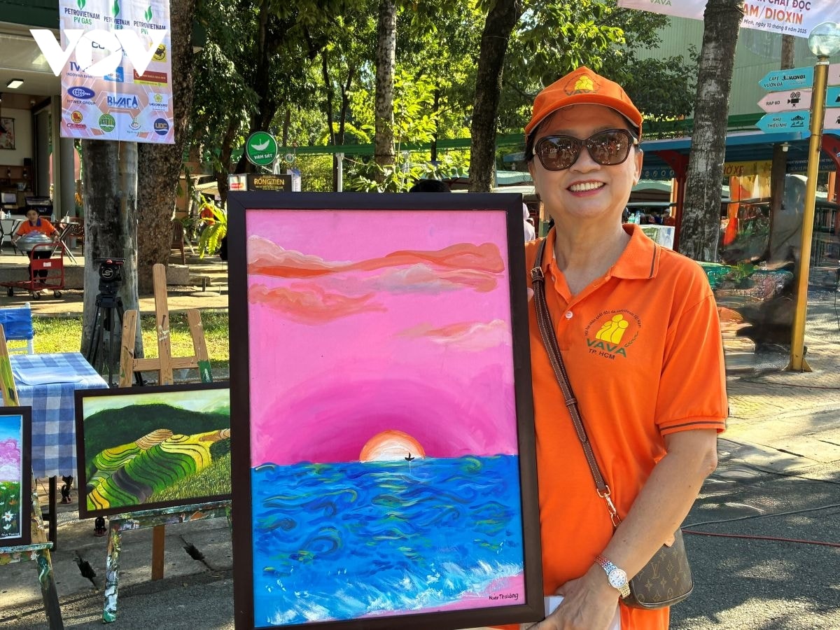 hơn 5.000 người tham gia đi bộ gây quỹ cho nạn nhân da cam hình ảnh 2 hon 5.000 nguoi tham gia di bo gay quy cho nan nhan da cam hinh anh 2