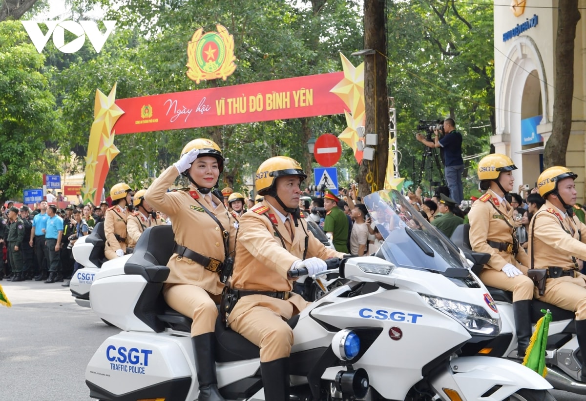 nguoi dan hao hung xem cac khoi cand dieu hanh trong ngay hoi vi thu do binh yen hinh anh 1