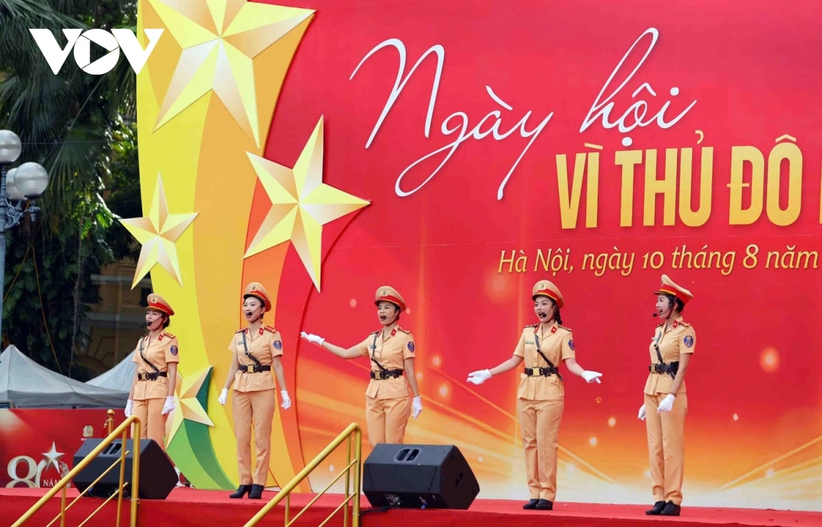nguoi dan hao hung xem cac khoi cand dieu hanh trong ngay hoi vi thu do binh yen hinh anh 2