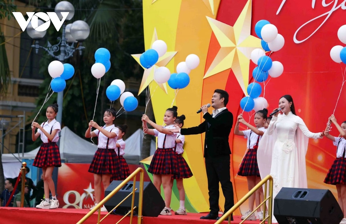 nguoi dan hao hung xem cac khoi cand dieu hanh trong ngay hoi vi thu do binh yen hinh anh 15