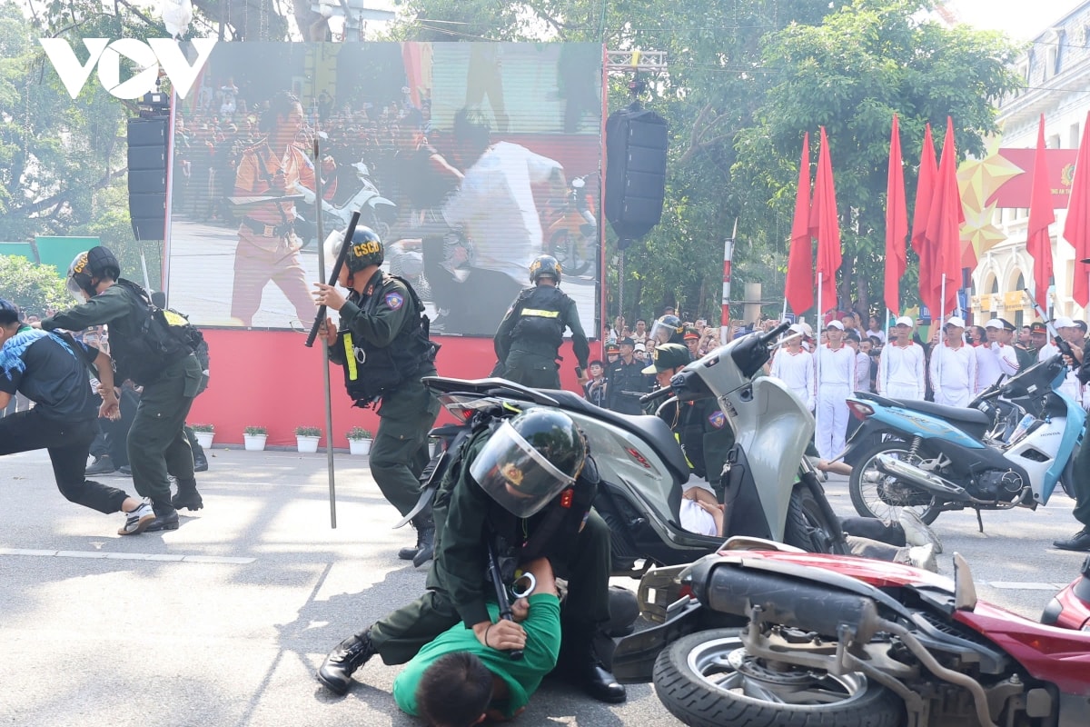 nguoi dan hao hung xem cac khoi cand dieu hanh trong ngay hoi vi thu do binh yen hinh anh 14