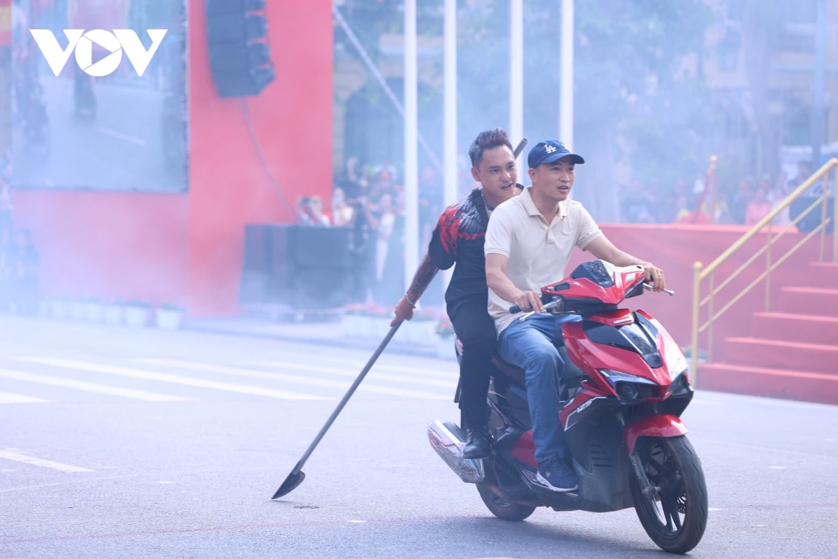 nguoi dan hao hung xem cac khoi cand dieu hanh trong ngay hoi vi thu do binh yen hinh anh 13