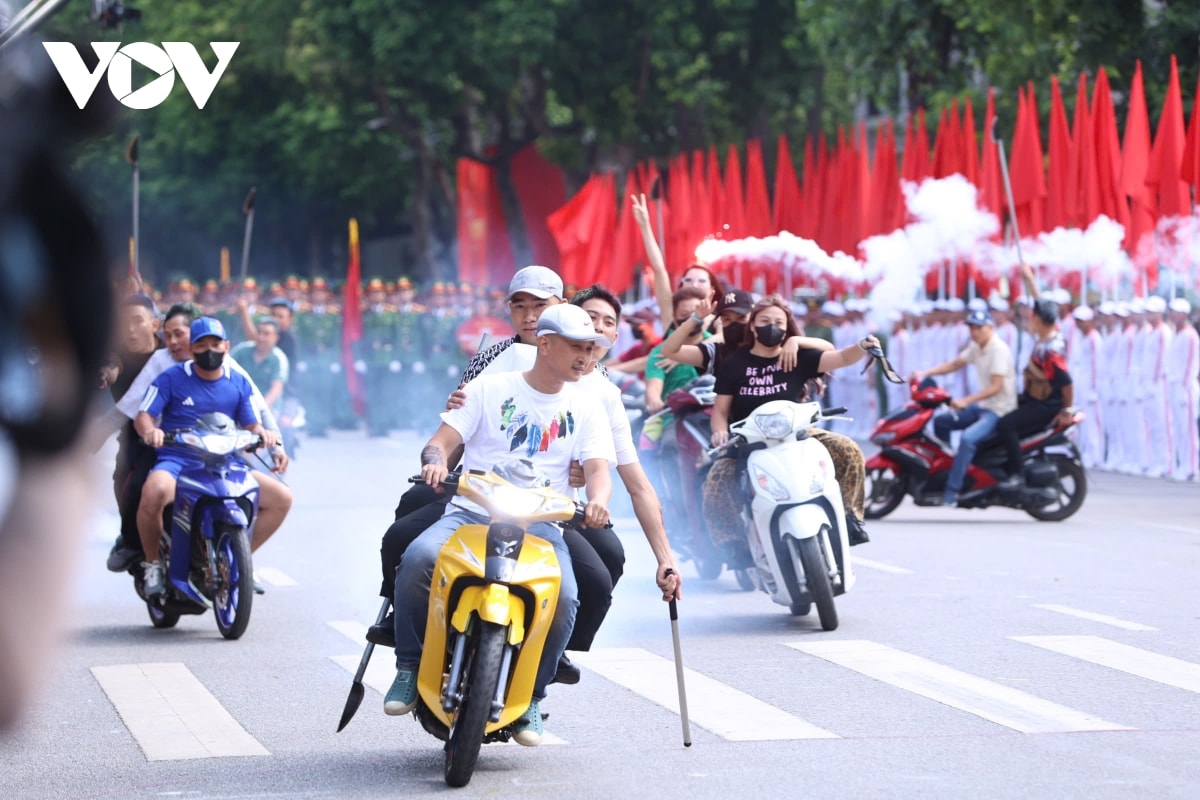 nguoi dan hao hung xem cac khoi cand dieu hanh trong ngay hoi vi thu do binh yen hinh anh 12