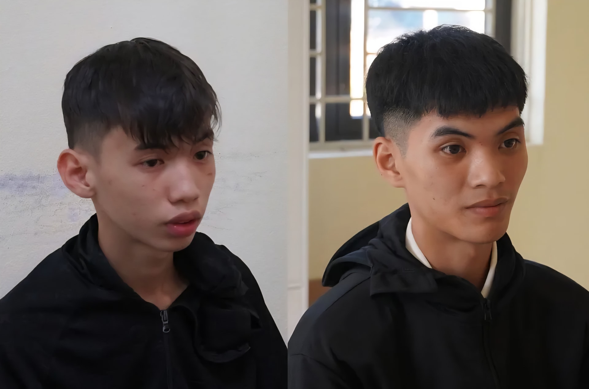 Đặng Trung Quân và Bùi Bảo Long tại cơ quan công an. (Ảnh: CA)