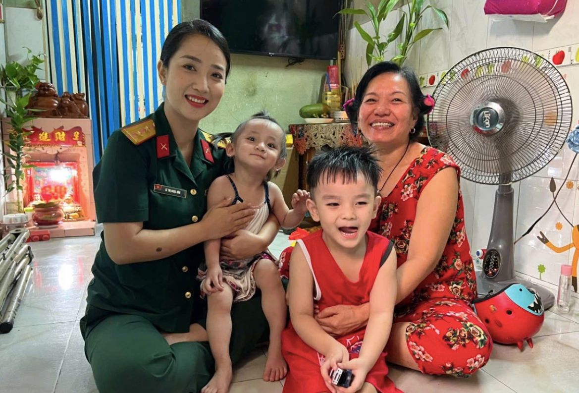 Những ngày tập luyện căng thẳng cho sự kiện A80, điều chị nghĩ đến nhiều nhất là các con. May mắn, chị luôn được gia đình hỗ trợ tận tình, trở thành hậu phương vững chắc để chị yên tâm hoàn thành nhiệm vụ.