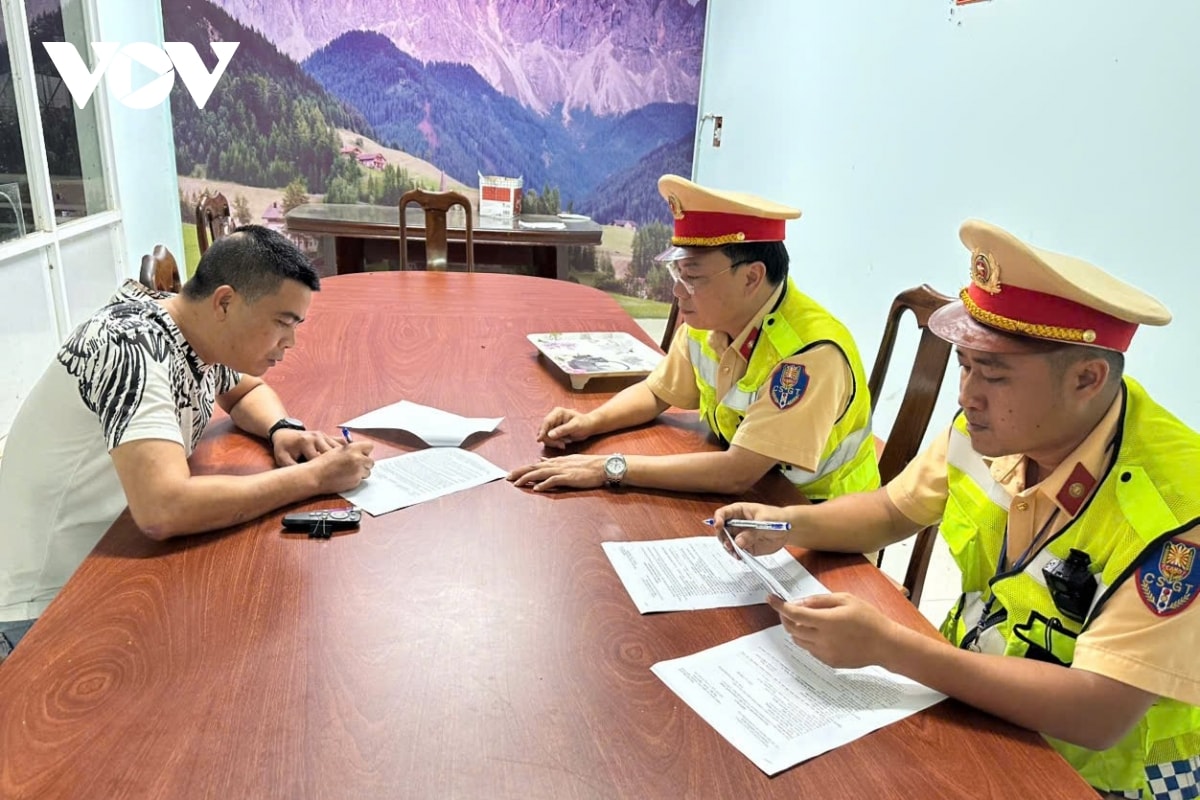 nhiều vi phạm trong một chuyến xe, nhà xe và tài xế bị phạt hơn 234 triệu đồng hình ảnh 1 nhieu vi pham trong mot chuyen xe, nha xe va tai xe bi phat hon 234 trieu dong hinh anh 1