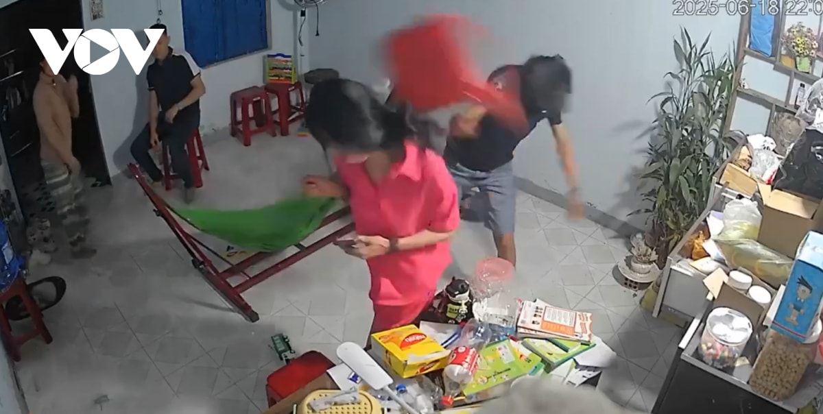 xác minh clip người đàn ông dùng ghế nhựa đánh liên tiếp vào đầu người phụ nữ hình ảnh 1 xac minh clip nguoi dan ong dung ghe nhua danh lien tiep vao dau nguoi phu nu hinh anh 1