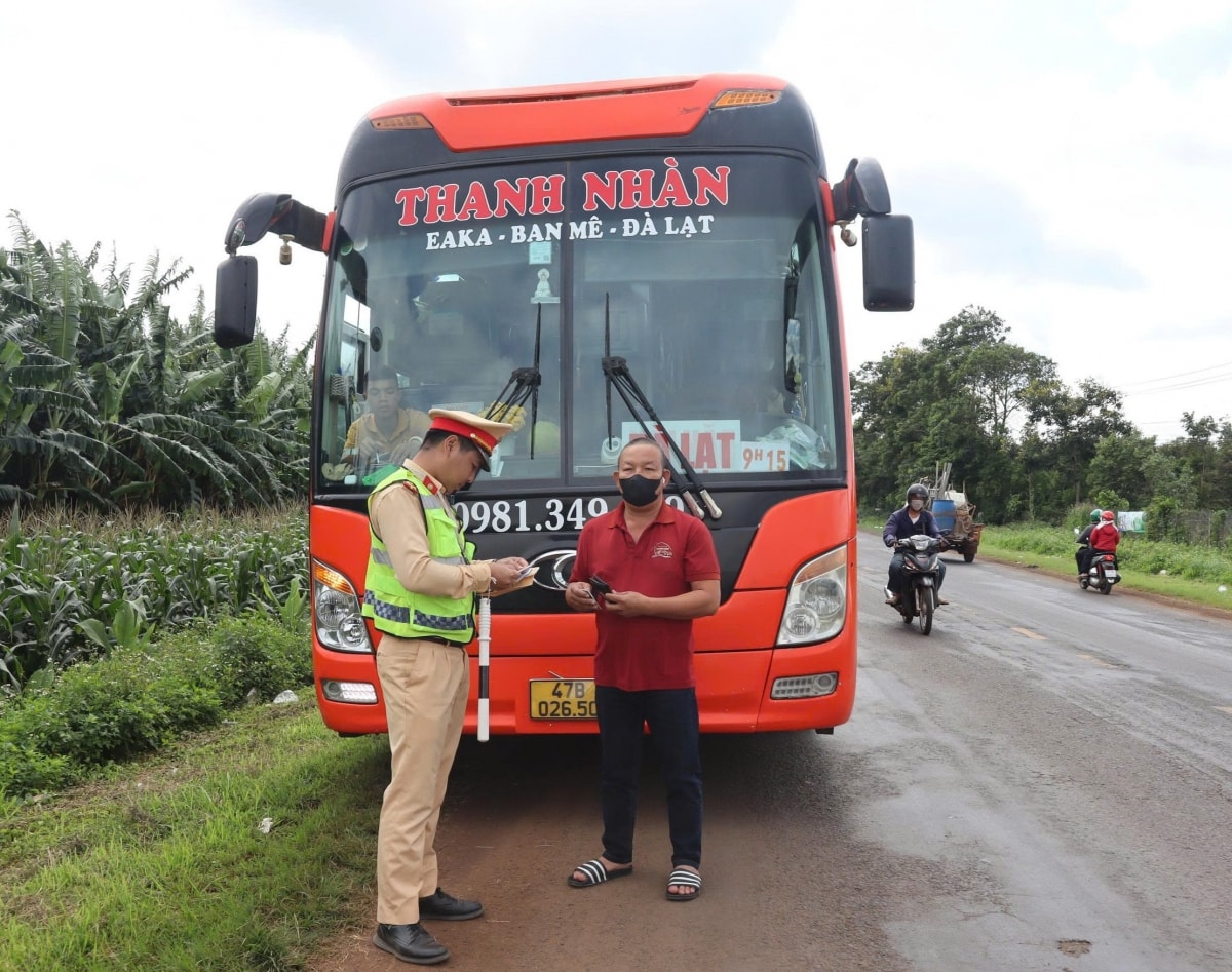 nhiều vi phạm trong một chuyến xe, nhà xe và tài xế bị phạt hơn 234 triệu đồng hình ảnh 2 nhieu vi pham trong mot chuyen xe, nha xe va tai xe bi phat hon 234 trieu dong hinh anh 2