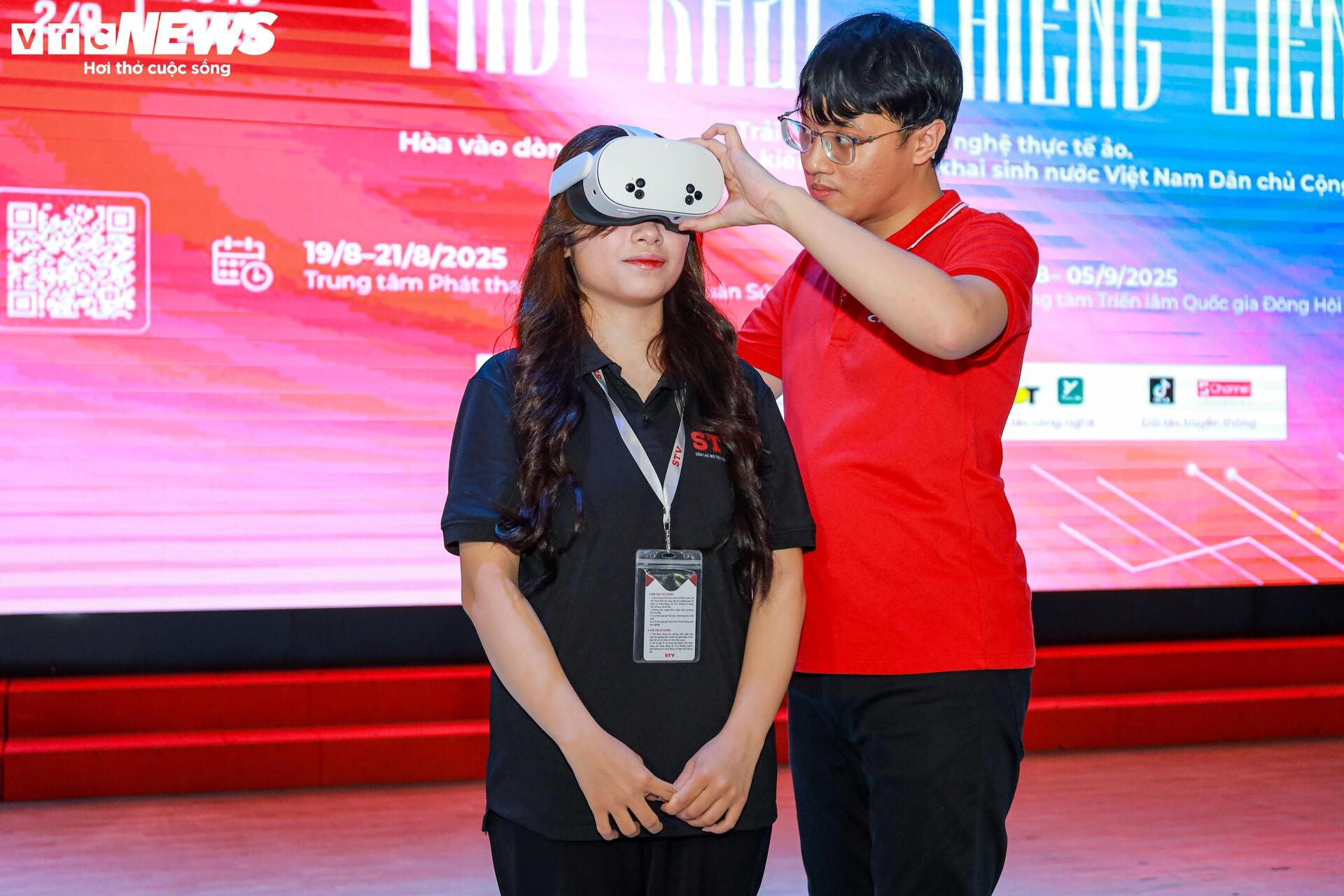 Bùng nổ cảm xúc lần đầu 'xuyên không' về thời khắc Bác Hồ đọc Tuyên ngôn độc lập - 1