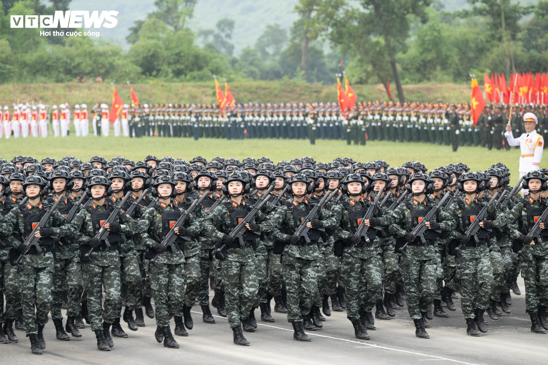 Các khối diễu binh diễu hành của lực lượng Quân đội Nhân dân đi qua lễ đài tại buổi tổng hợp luyện sáng 13/8.