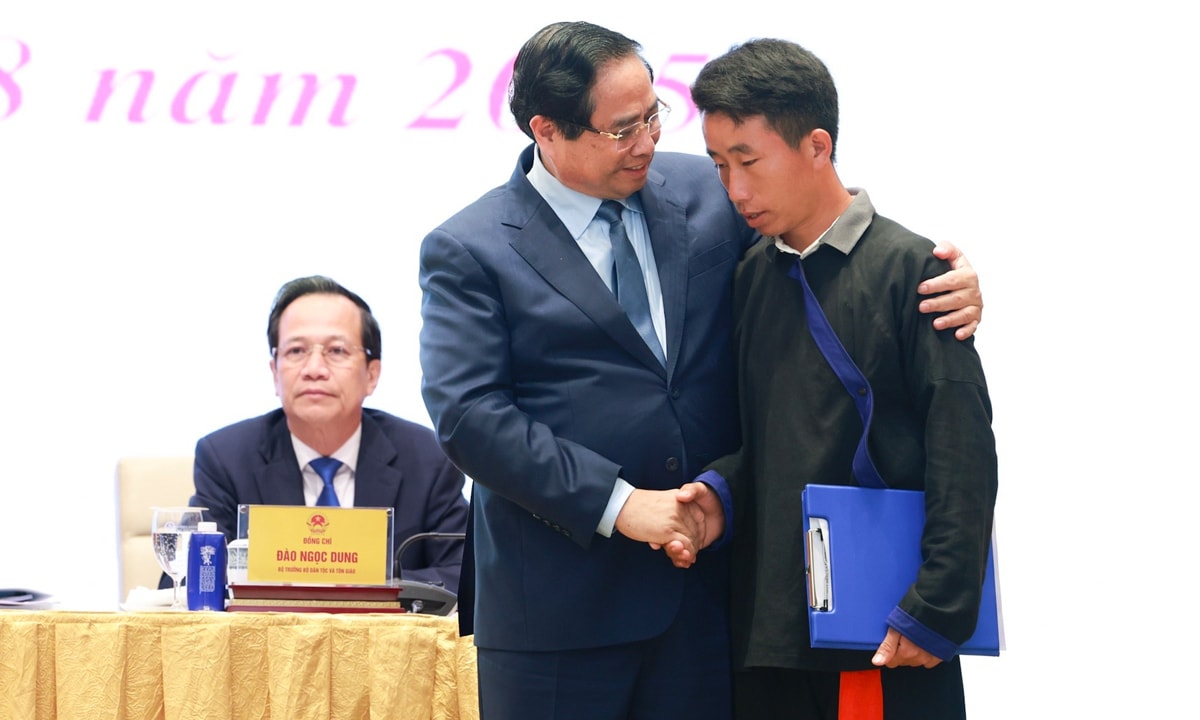 Thủ tướng Phạm Minh Chính động viên Trưởng bản Mùa A Thi. (Ảnh: Nguyễn Hải)