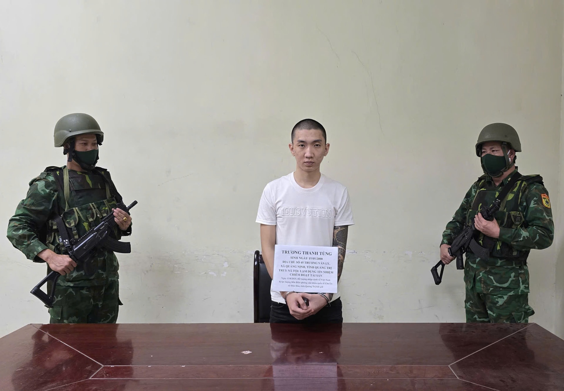 Trương Thanh Tùng tại trụ sở Bộ đội Biên phòng. (Ảnh: Biên phòng Quảng Trị)