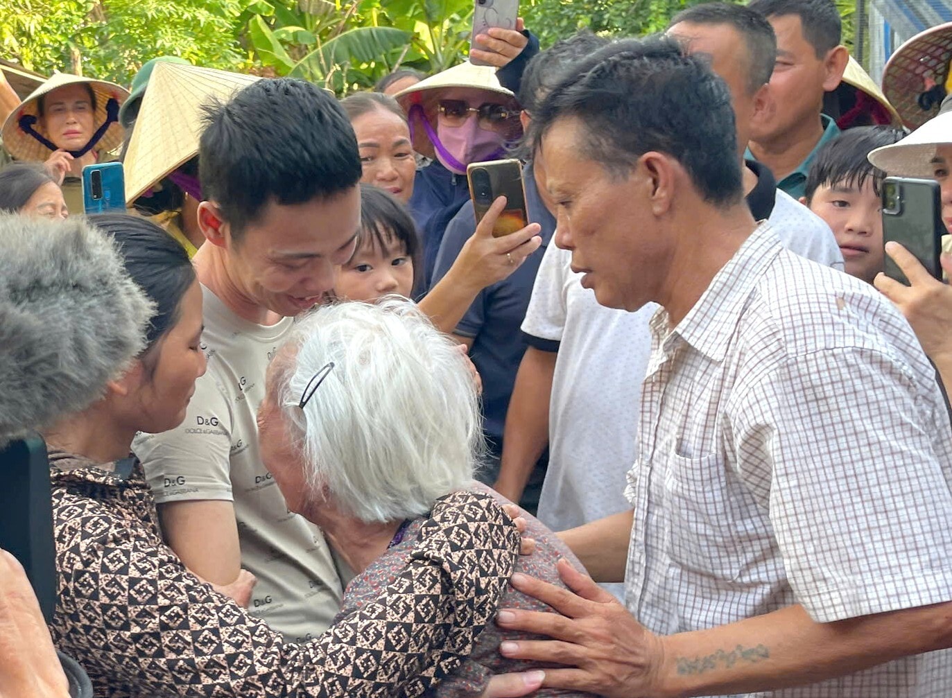 Mẹ Thái Khắc Thành khóc thương con trai.