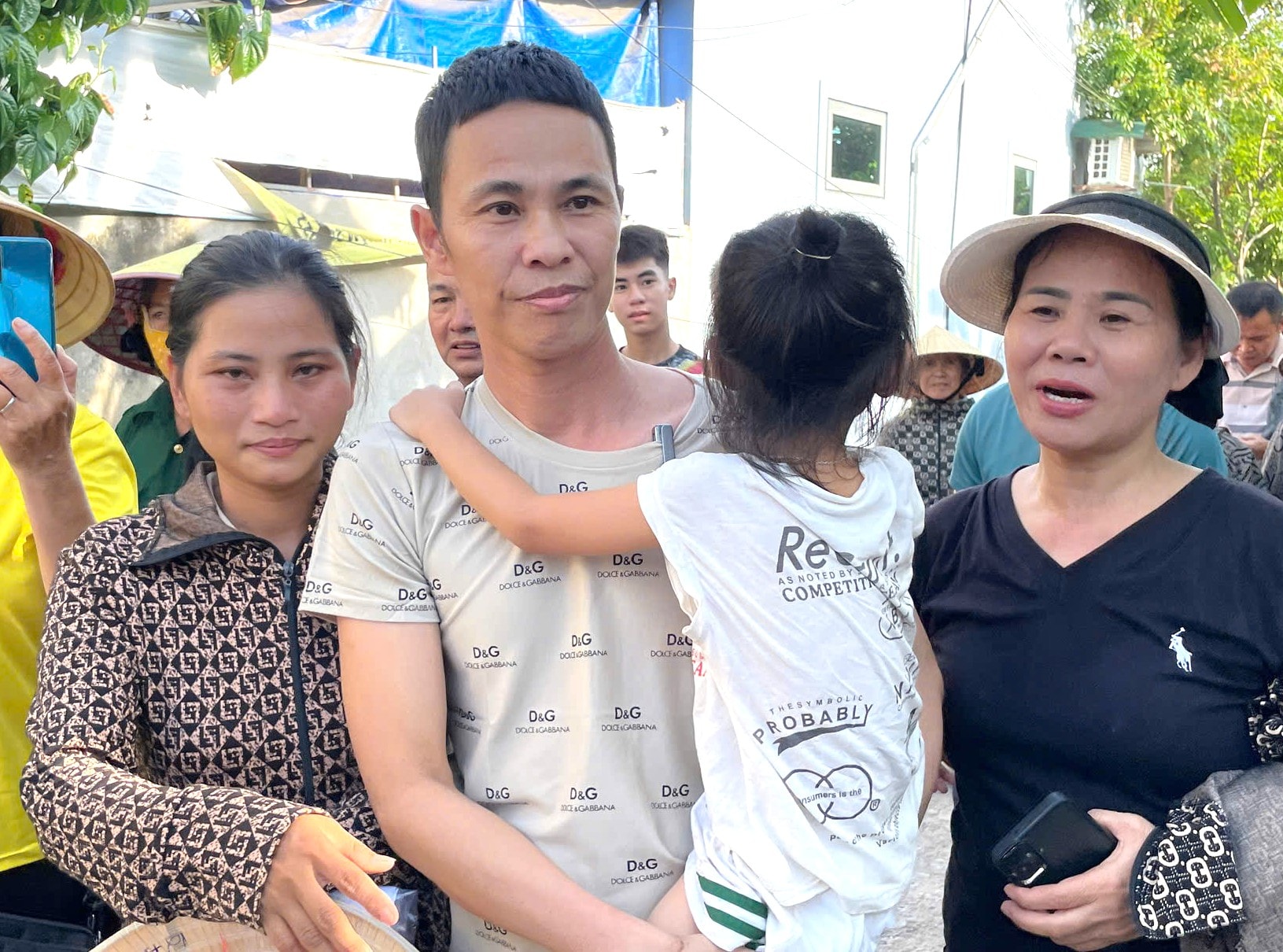 Vợ con ra đón anh Thái Khắc Thành trở về.