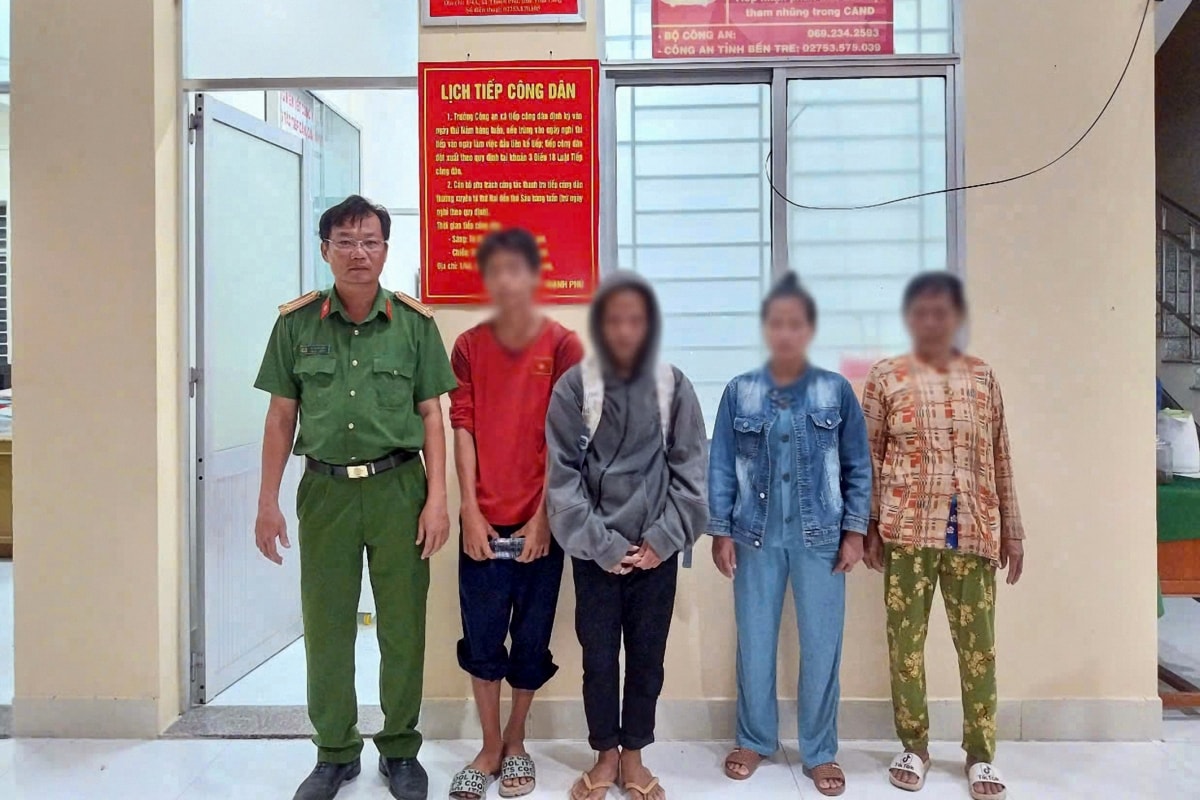 công an vĩnh long kịp thời phát hiện, bàn giao hai thiếu niên bỏ nhà đi cho gia đình hình ảnh 1 cong an vinh long kip thoi phat hien, ban giao hai thieu nien bo nha di cho gia dinh hinh anh 1