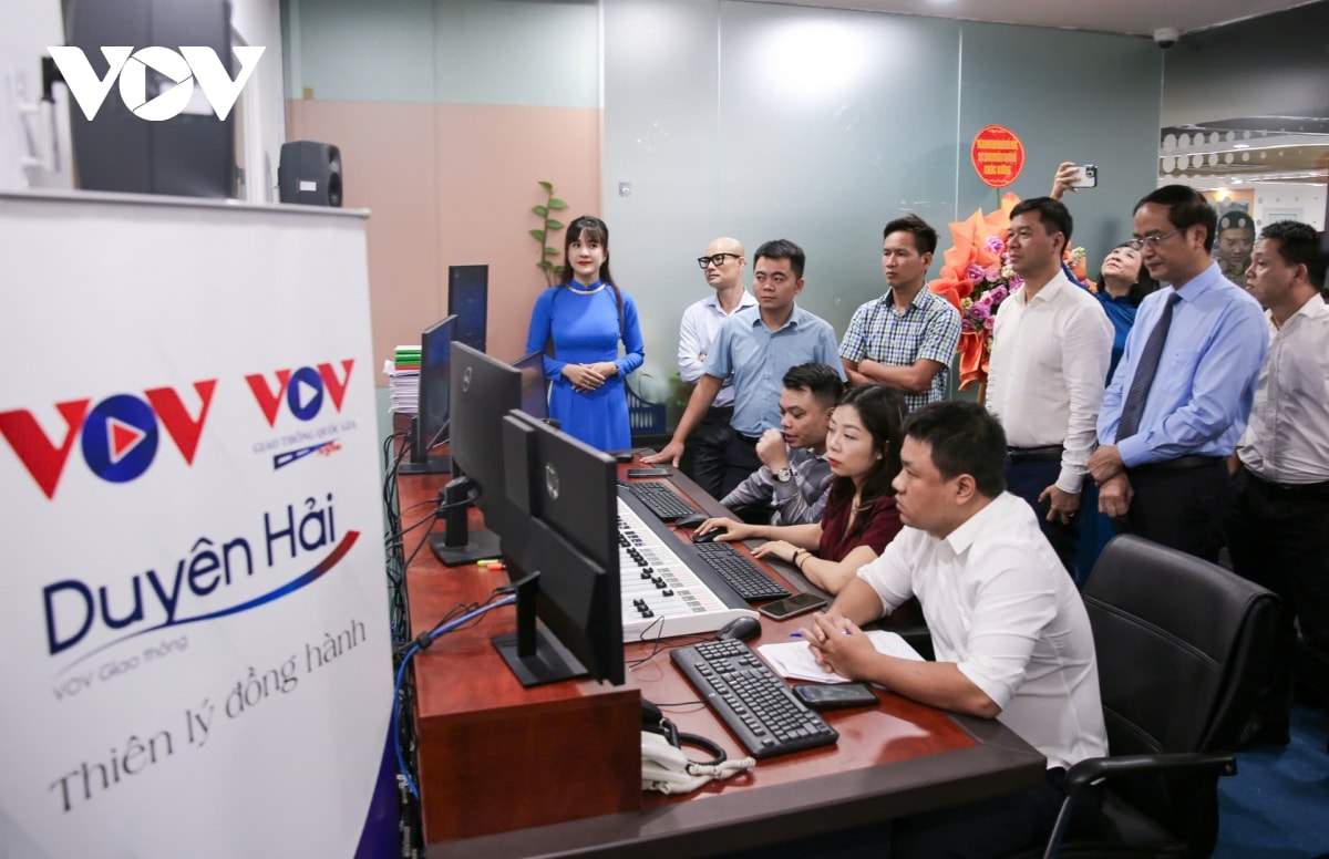 vov giao thong duyen hai Dua song fm den tung con thuyen, tung cung duong ven bien hinh anh 6