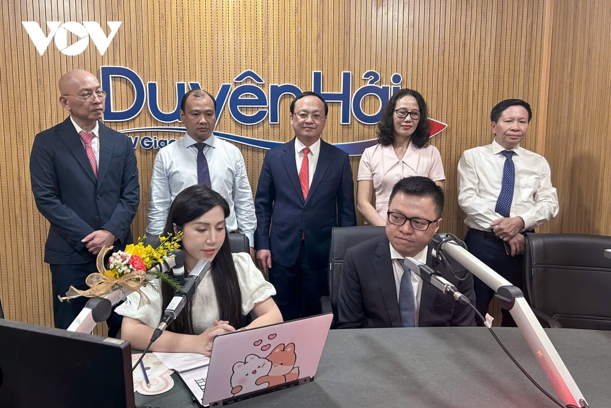 vov giao thong duyen hai Dua song fm den tung con thuyen, tung cung duong ven bien hinh anh 5