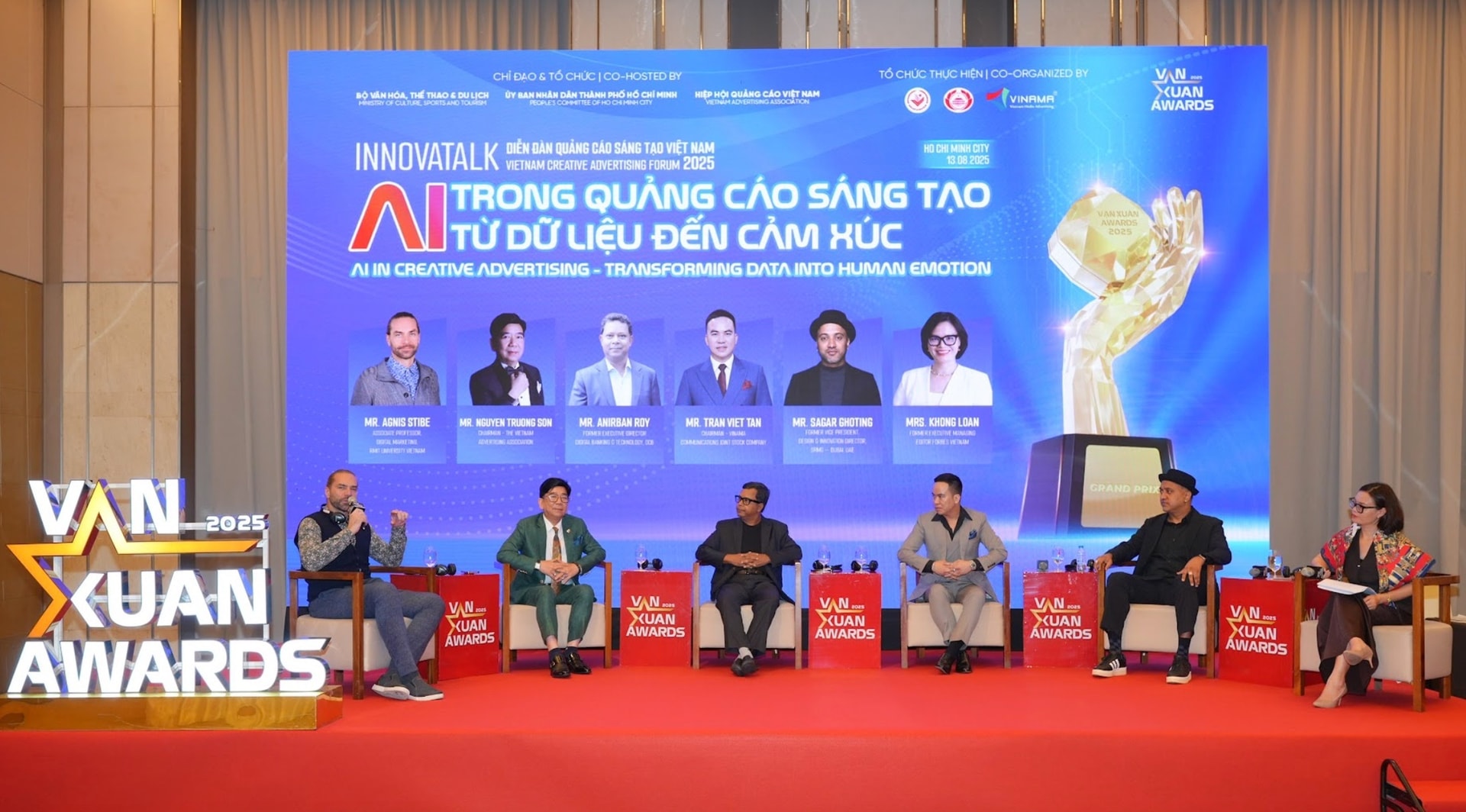 Các khách mời chia sẻ tại diễn đàn.
