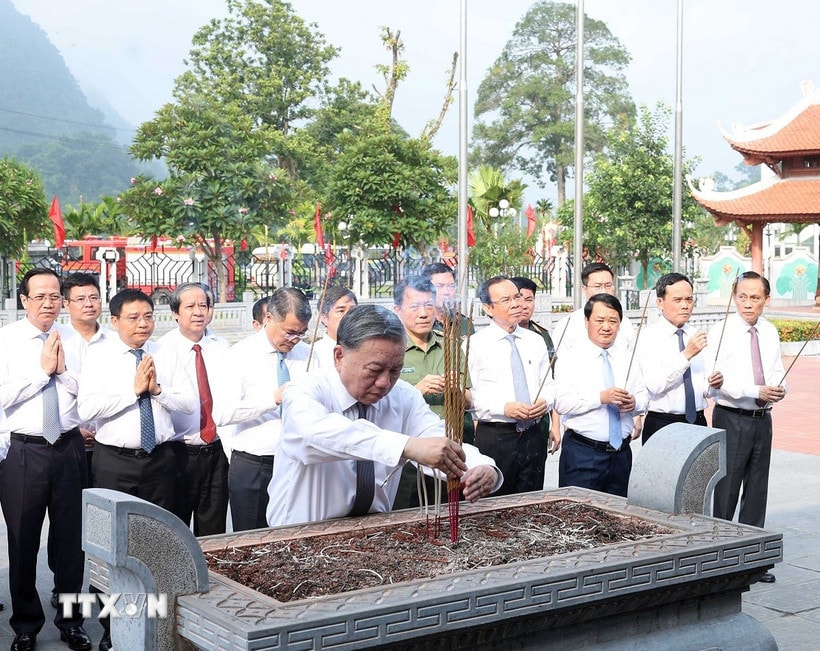 Tổng Bí thư Tô Lâm và các đại biểu dâng hương tại Khu tưởng niệm Chủ tịch Hồ Chí Minh và các vị tiền bối cách mạng, xã Tân Trào, tỉnh Tuyên Quang. (Ảnh: Thống Nhất/TTXVN)