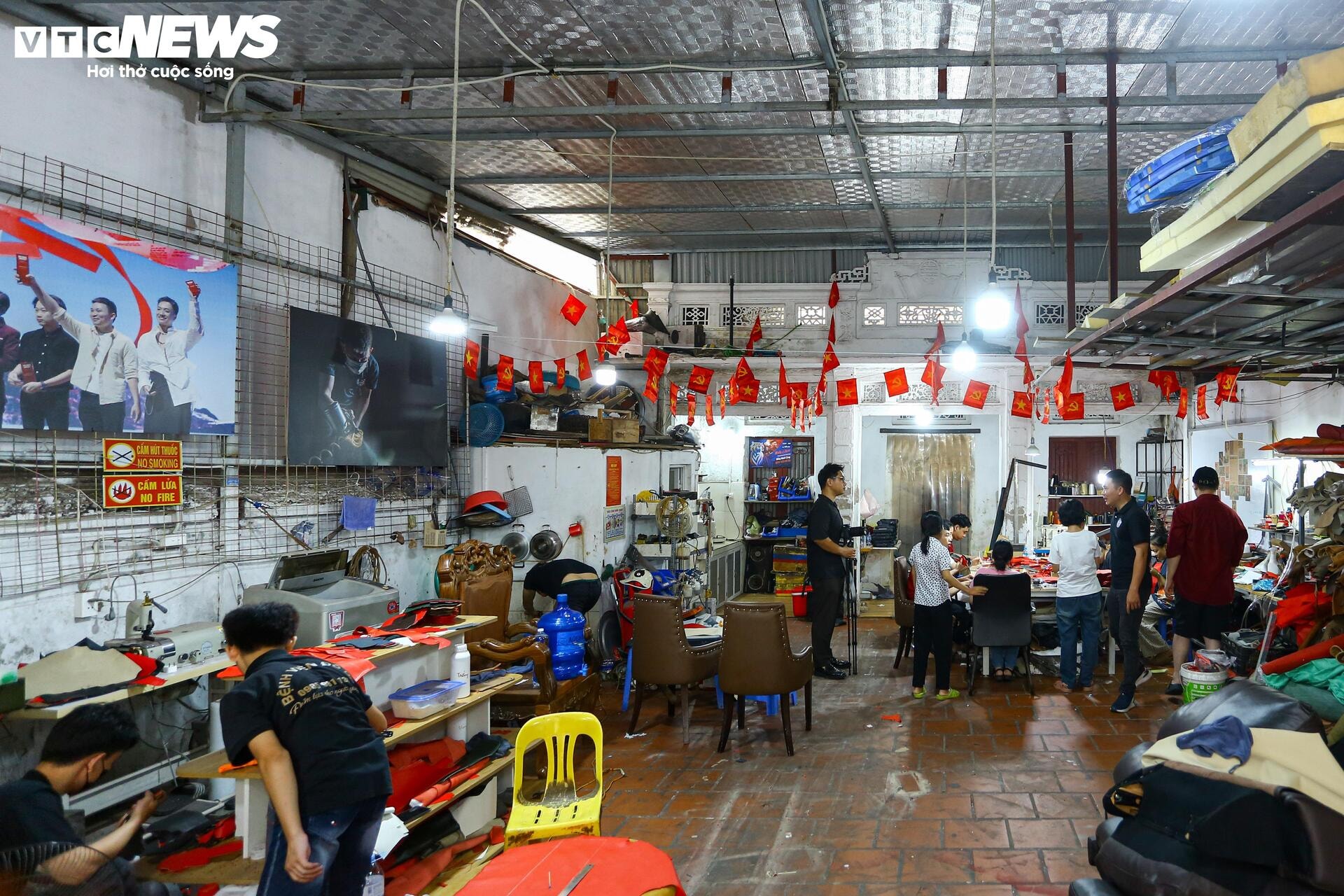 Độc đáo túi xách, ốp điện thoại hình cờ Tổ quốc của những người thợ khuyết tật - 1