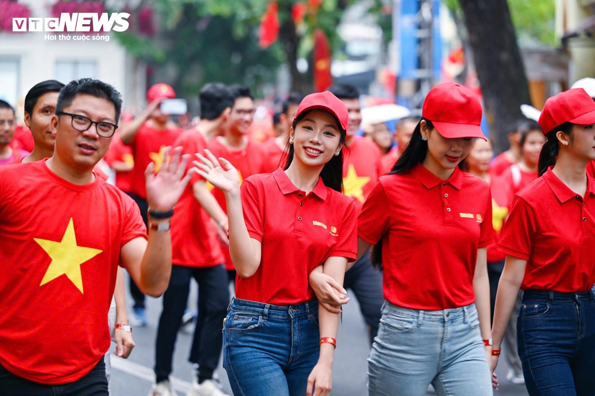 Nghìn người mặc áo cờ đỏ sao vàng đi bộ vì Việt Nam đoàn kết, hùng cường - 11