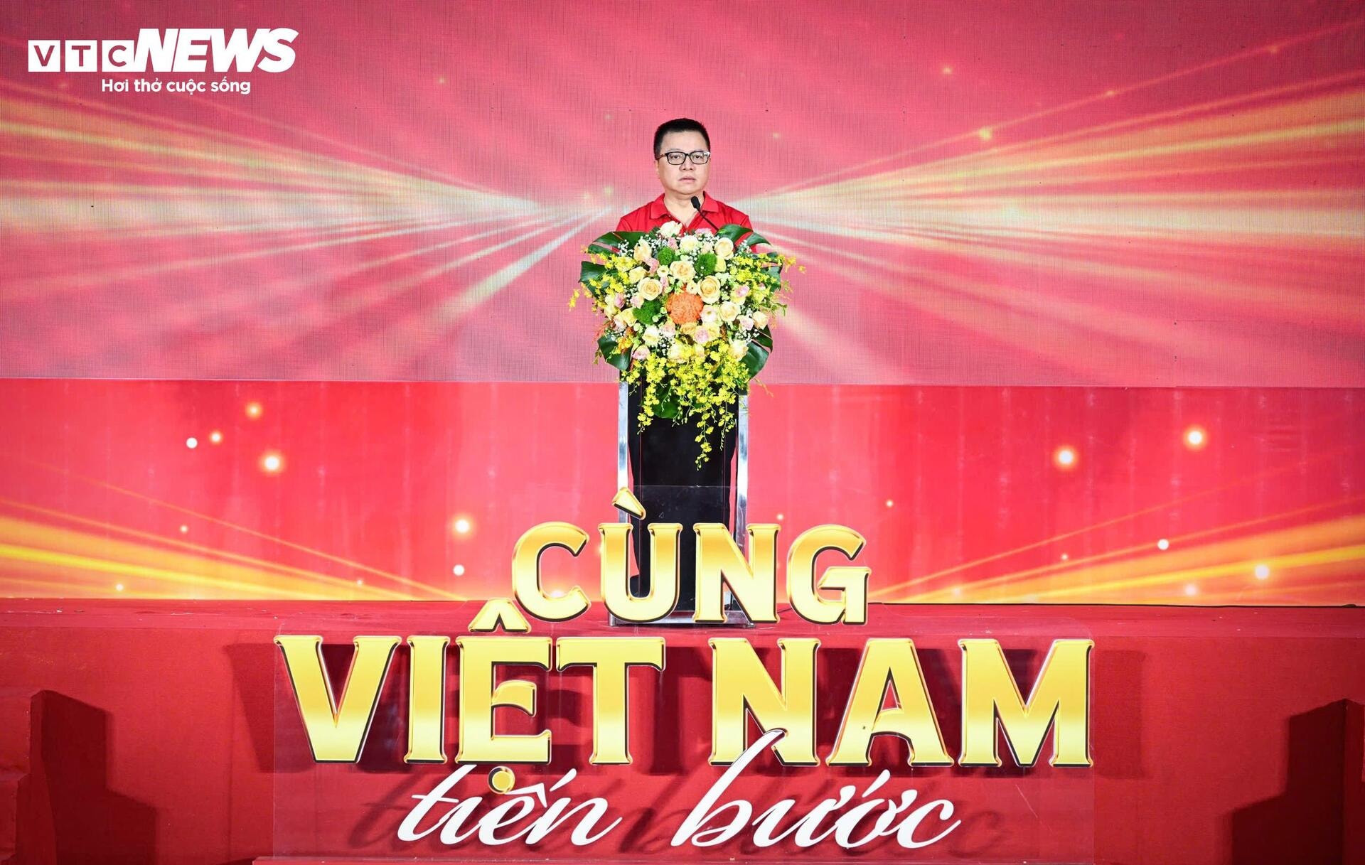 Nghìn người mặc áo cờ đỏ sao vàng đi bộ vì Việt Nam đoàn kết, hùng cường - 5