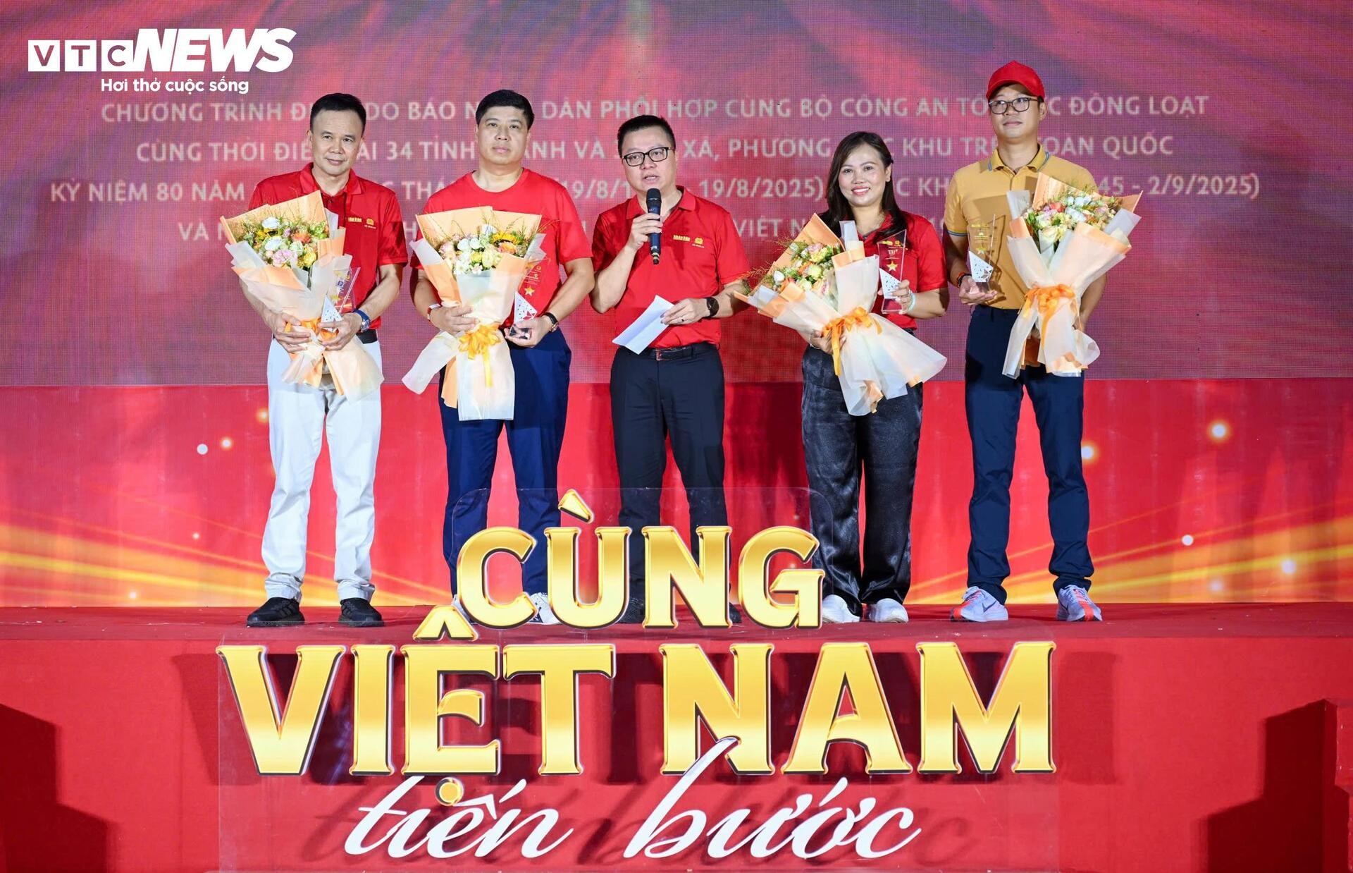 Nghìn người mặc áo cờ đỏ sao vàng đi bộ vì Việt Nam đoàn kết, hùng cường - 6