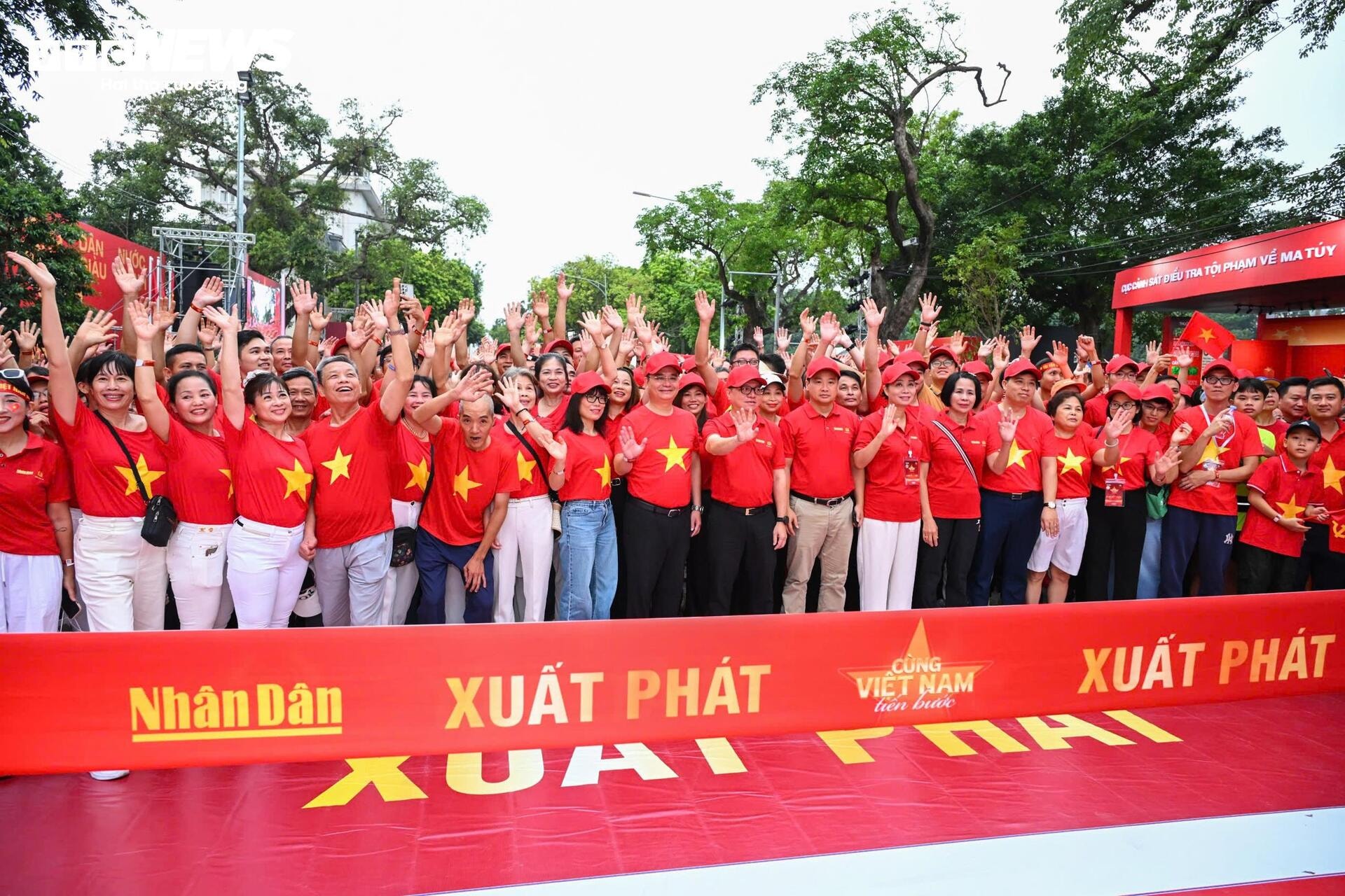 Nghìn người mặc áo cờ đỏ sao vàng đi bộ vì Việt Nam đoàn kết, hùng cường - 3