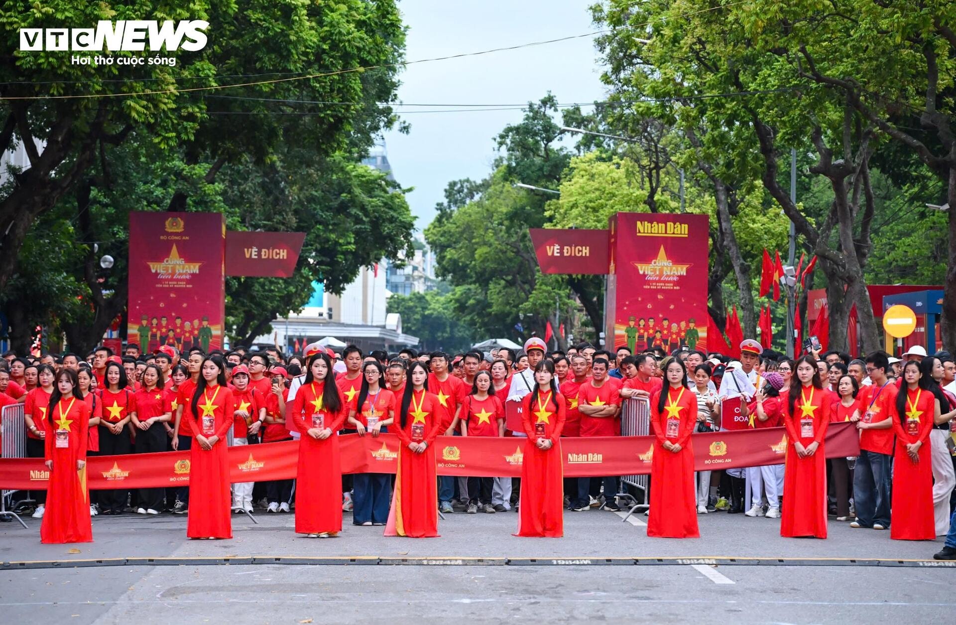 Nghìn người mặc áo cờ đỏ sao vàng đi bộ vì Việt Nam đoàn kết, hùng cường - 1