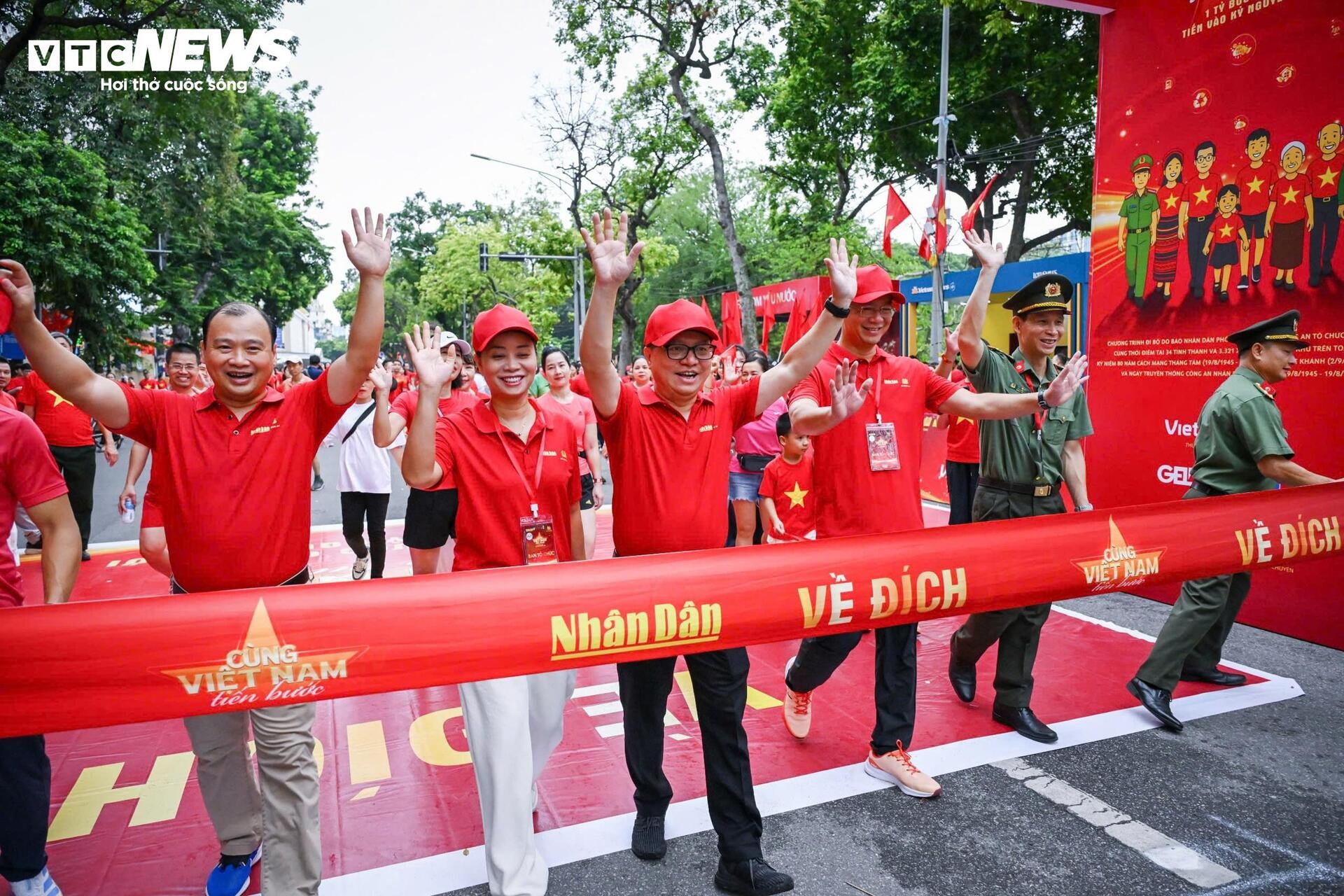 Nghìn người mặc áo cờ đỏ sao vàng đi bộ vì Việt Nam đoàn kết, hùng cường - 9