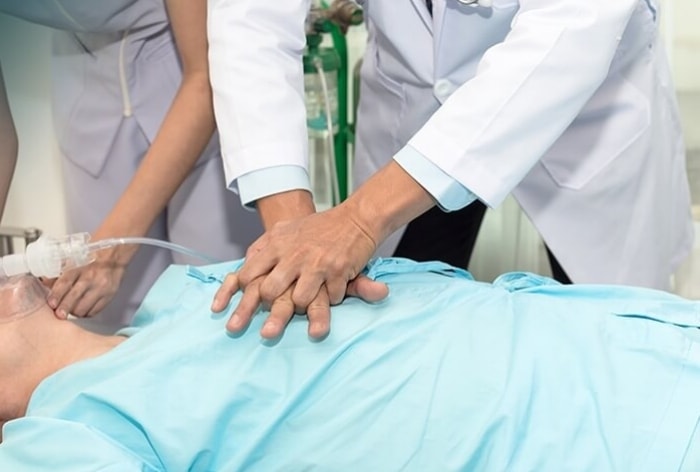 Nếu được can thiệp bằng sốc điện trong vòng 3-5 phút đầu, tỷ lệ sống sót có thể lên tới 50-70%. (Ảnh minh hoạ)