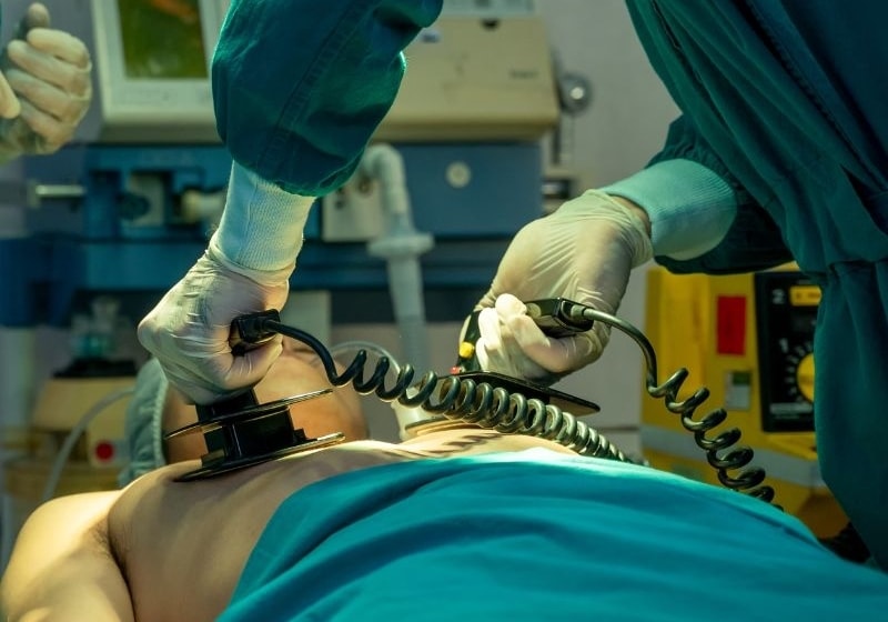 Các máy AED hiện nay được thiết kế đơn giản và an toàn, ngay cả với những người không có chuyên môn y tế. (Ảnh minh hoạ: DrVIP)