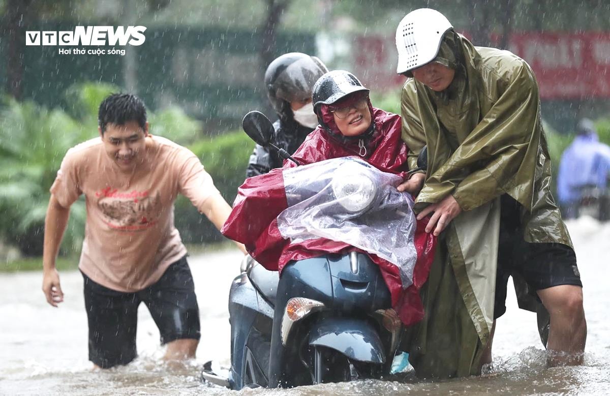Dự báo trong 10 ngày tới, nắng nóng chưa xuất hiện, các khu vực trên cả nước tiếp tục hứng mưa. (Ảnh minh hoạ: Viên Minh)